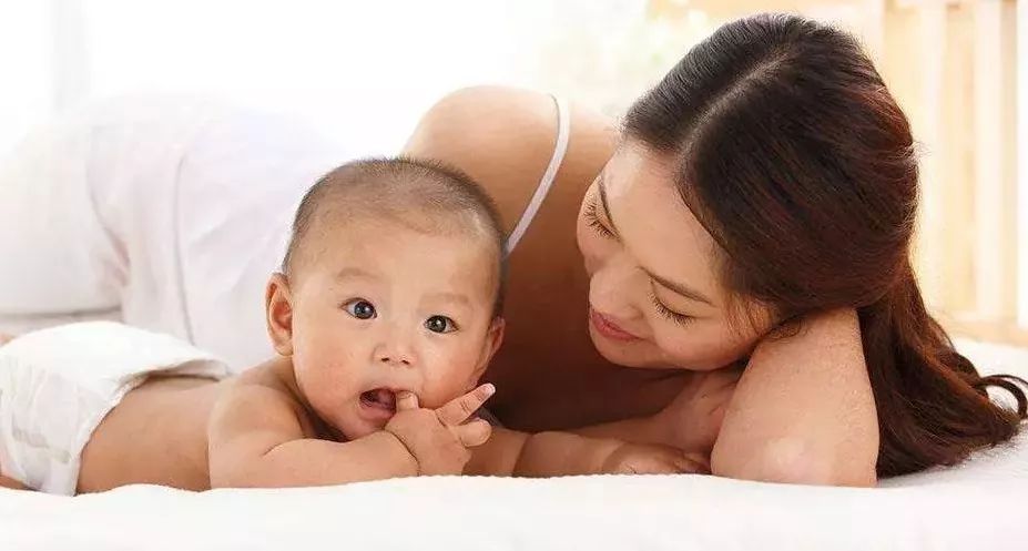 母乳宝宝半个月不排便，原因、对策与妈妈的角色